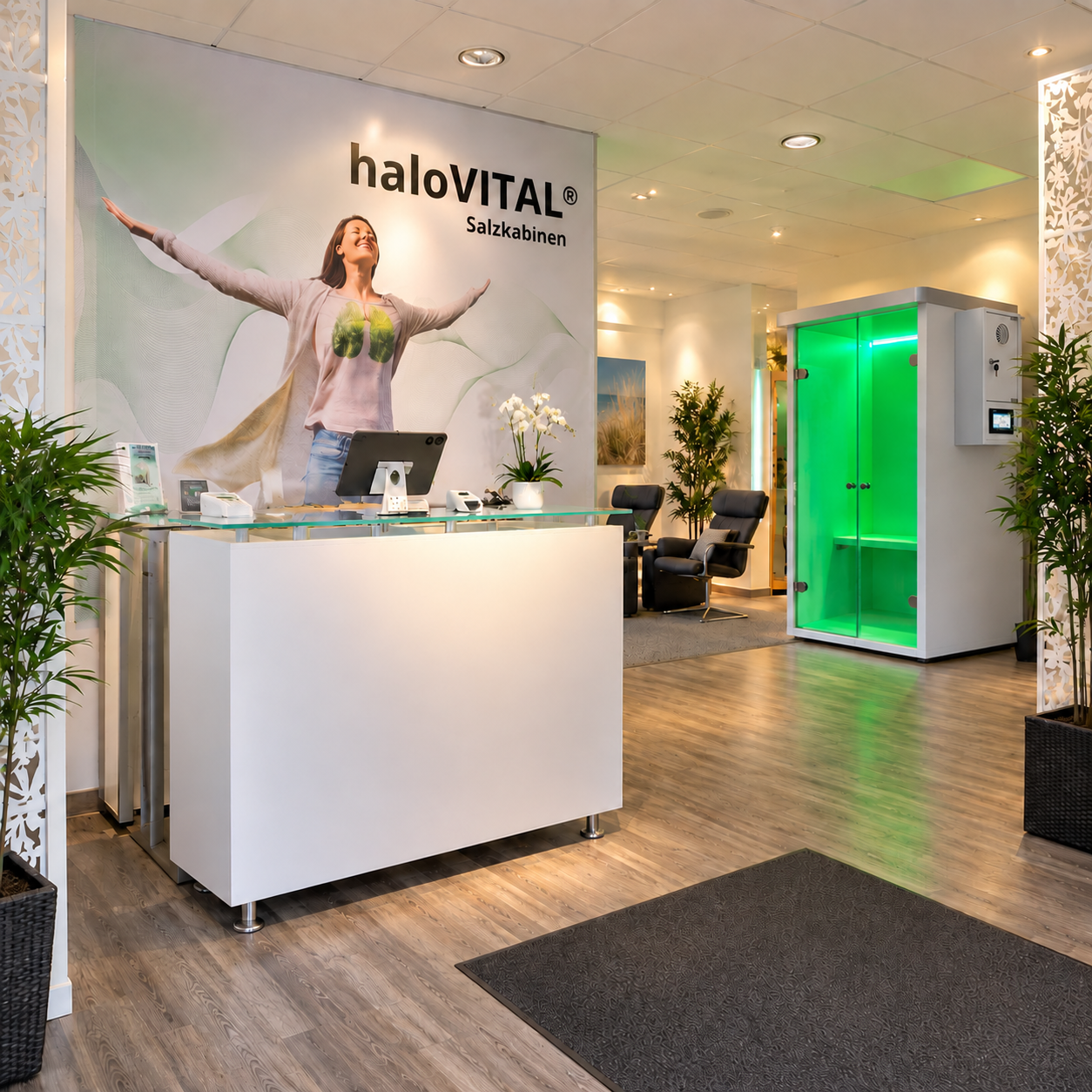 haloVITAL® Salzkabine in einem modernen Empfangsbereich
